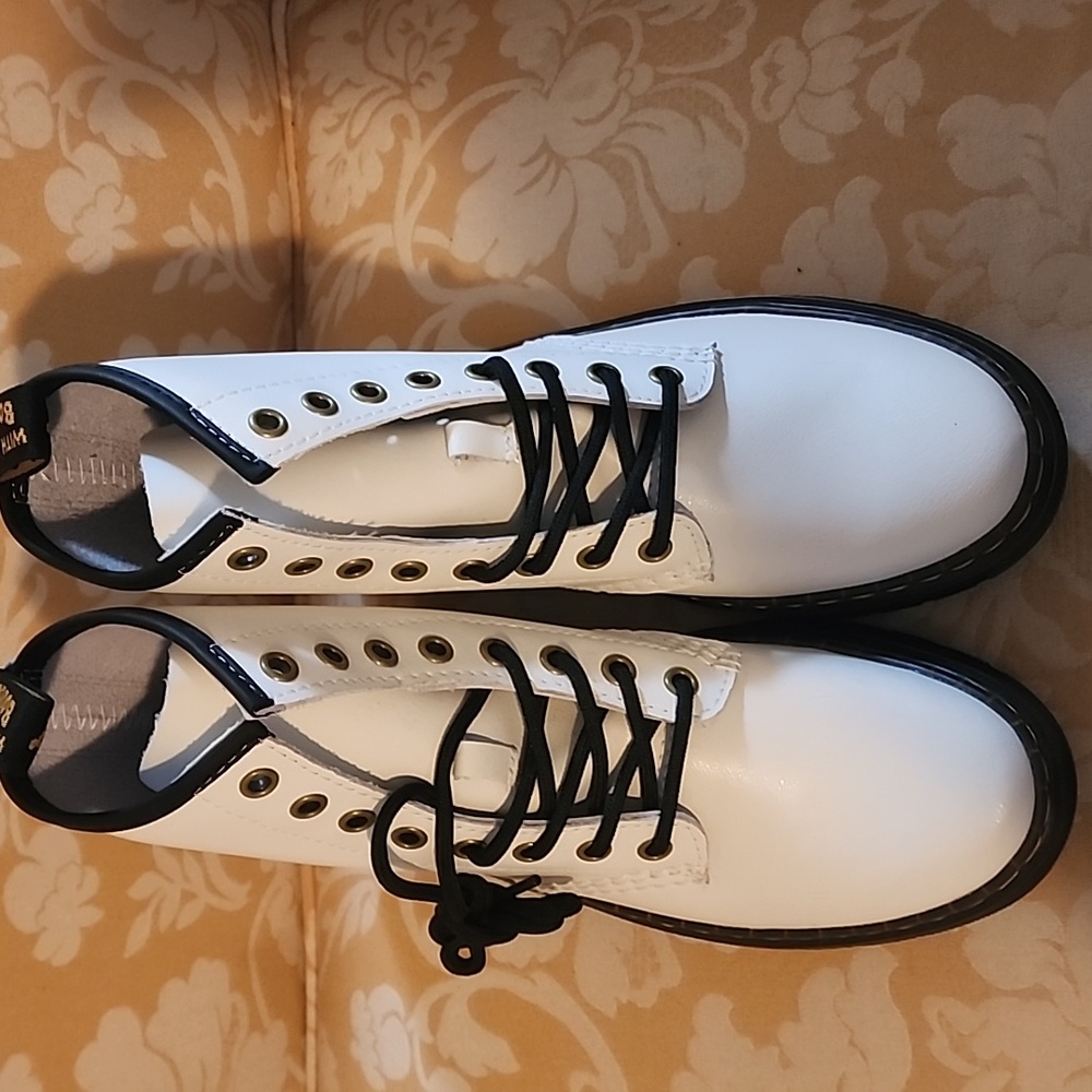 Womans Dr. Airwait Martens NWOT - Picture 8 of 13